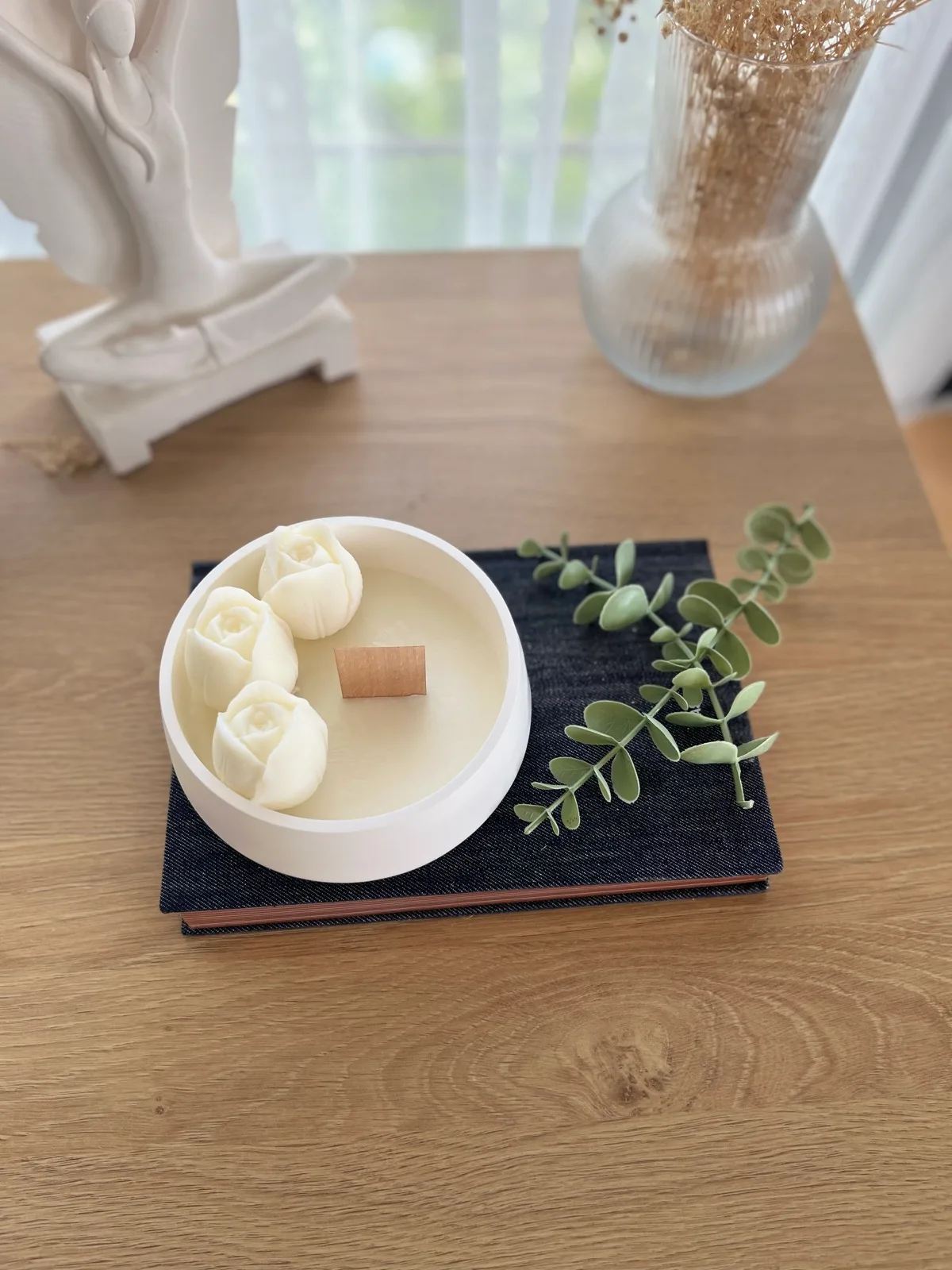 Ahşap Fitilli Şömine Sesi Çıkartan Lale Temalı Soya Wax Mum Beton Kap İçerisinde Doğal Mum