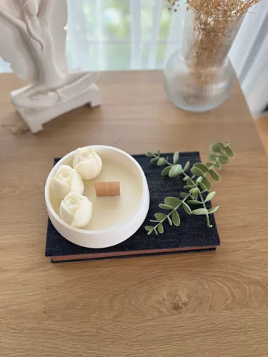 Ahşap Fitilli Şömine Sesi Çıkartan Lale Temalı Soya Wax Mum Beton Kap İçerisinde Doğal Mum
