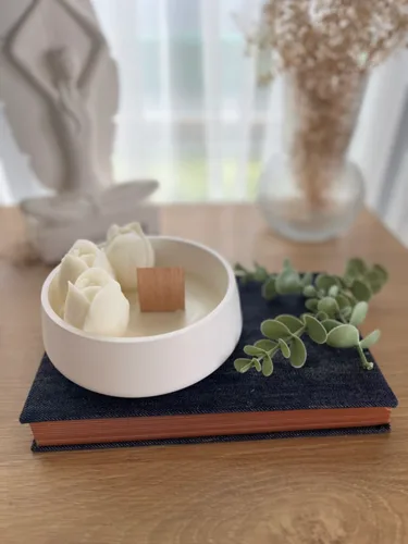 Ahşap Fitilli Şömine Sesi Çıkartan Lale Temalı Soya Wax Mum Beton Kap İçerisinde Doğal Mum