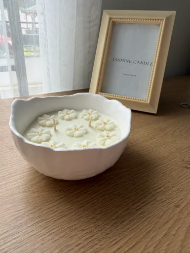 Dokulu Kıvrımlı Kasede Papatya Soya Wax Mum