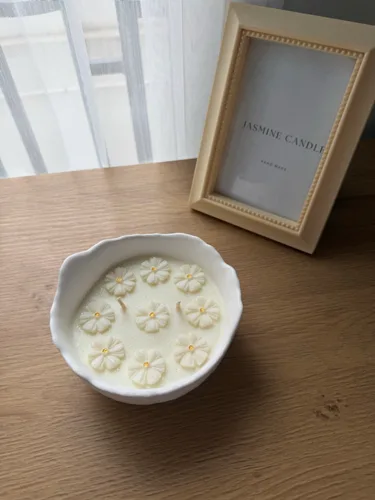 Dokulu Kıvrımlı Kasede Papatya Soya Wax Mum